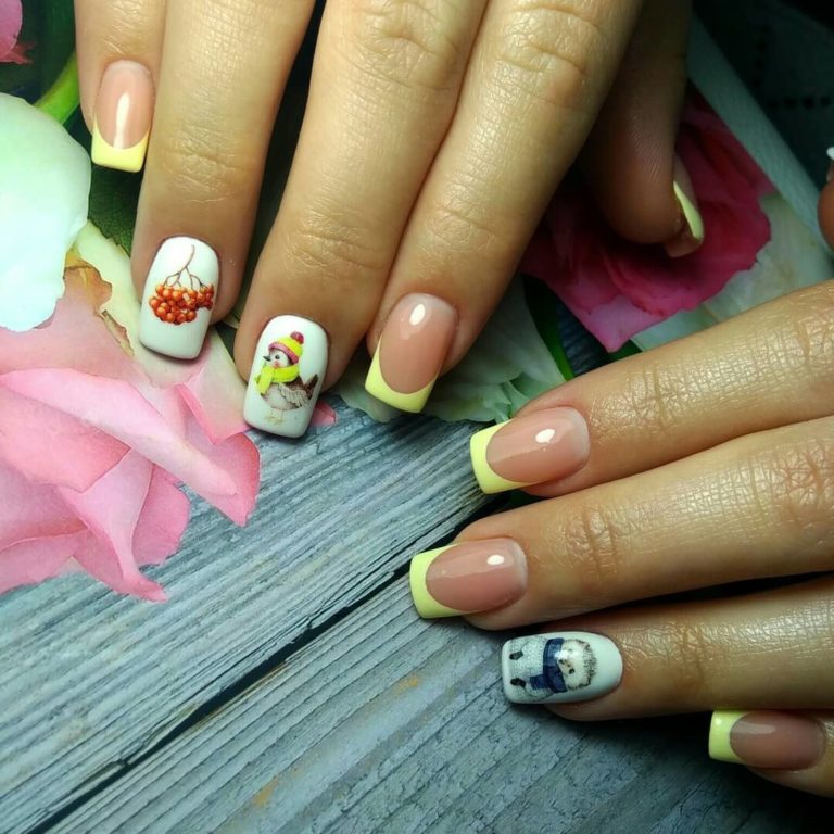 Французький манікюр бежевий з жовтими акцентами та наклейками