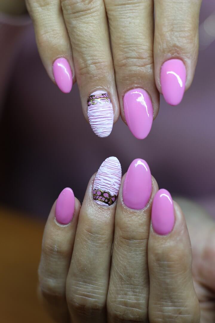 Рожевий манікюр з 3D білими елементами та золотими штрихами