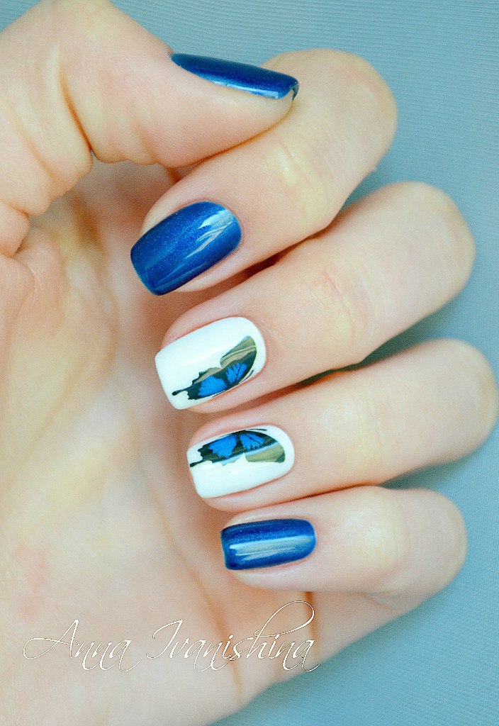 Квітковий синій манікюр з білими наклейками на квадратних нігтях