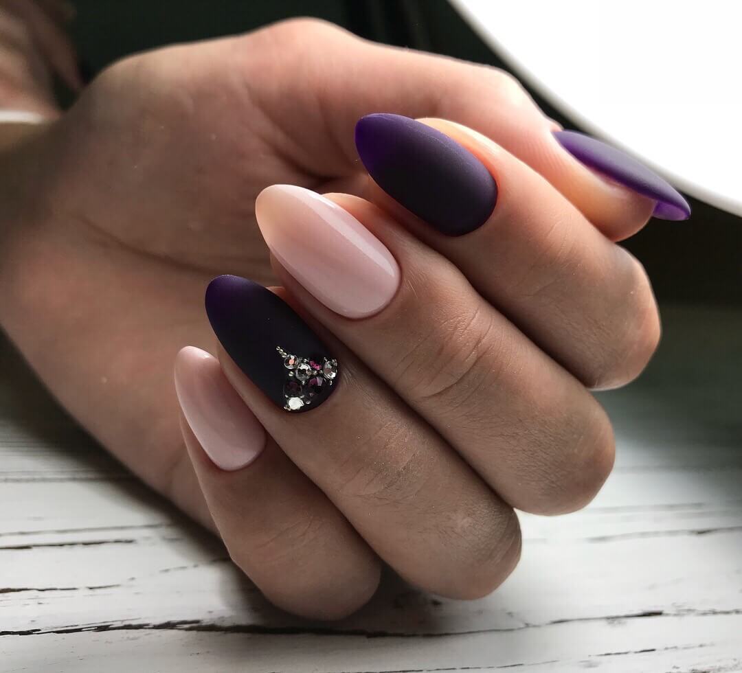 Матовий фіолетово-рожевий манікюр зі стразами на довгих нігтях