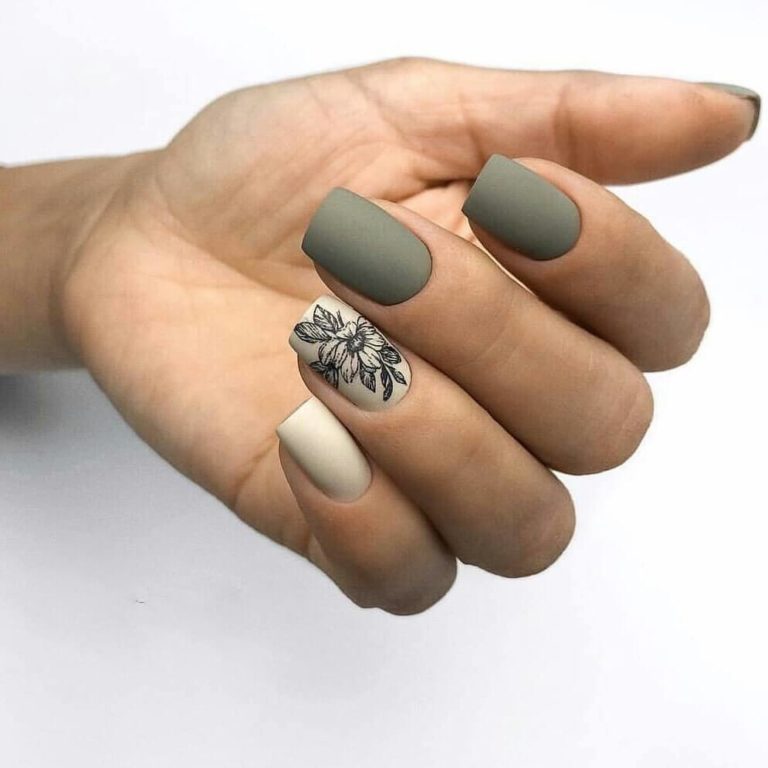 Матовий зелений манікюр з бежевими квітами на круглих нігтях