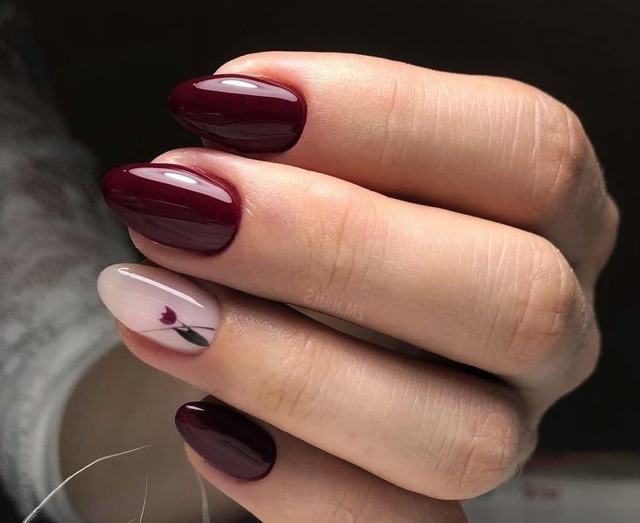 Бордовий манікюр з ручним розписом рожевих квітів