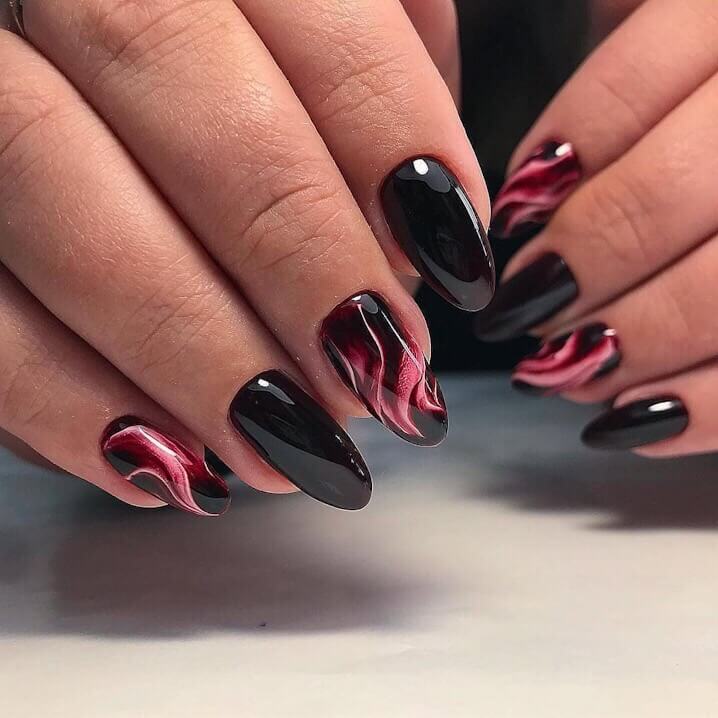 Чорний манікюр з бордовою абстракцією на довгих нігтях