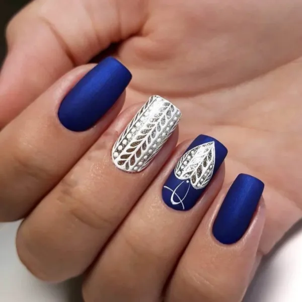 Синій матовий квадратний манікюр з біло-срібним абстрактним блиском