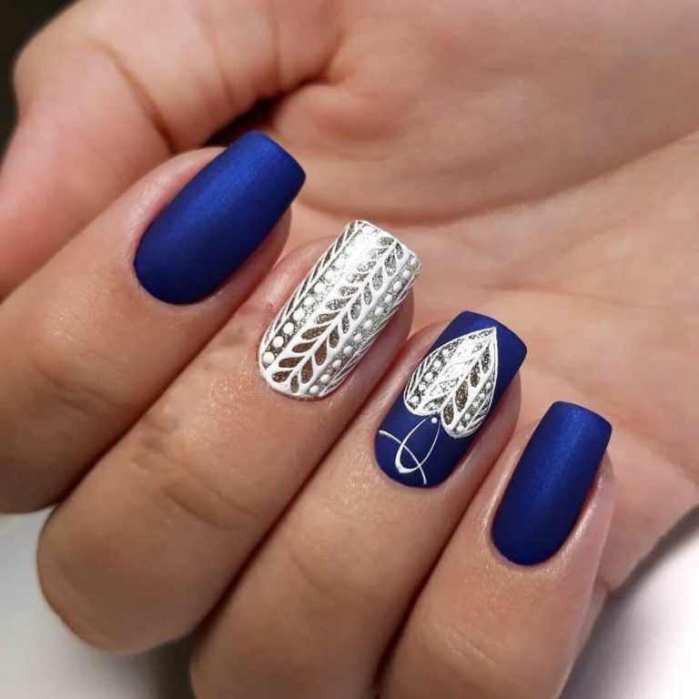Синій матовий манікюр: блискучий абстрактний розпис на квадратних нігтях