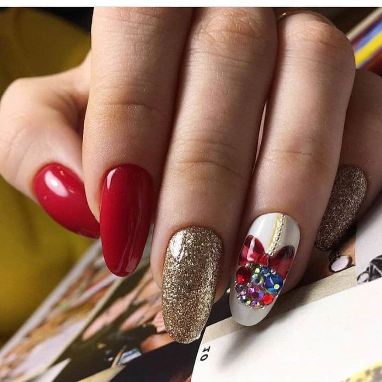 Максималістичний червоно-золотий дизайн з блискітками та стразами