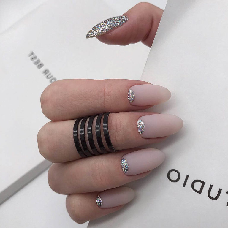 Матовий бежевий манікюр з блискітками на довгих мигдалеподібних нігтях