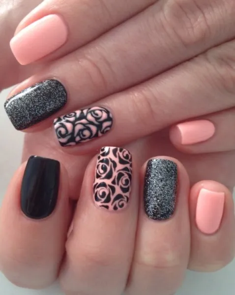 Рожевий квітковий манікюр: чорні візерунки та срібні блискітки на квадраті