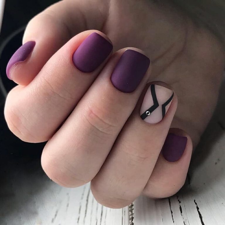 Матовий фіолетовий манікюр з геометрією та сріблястими стразами