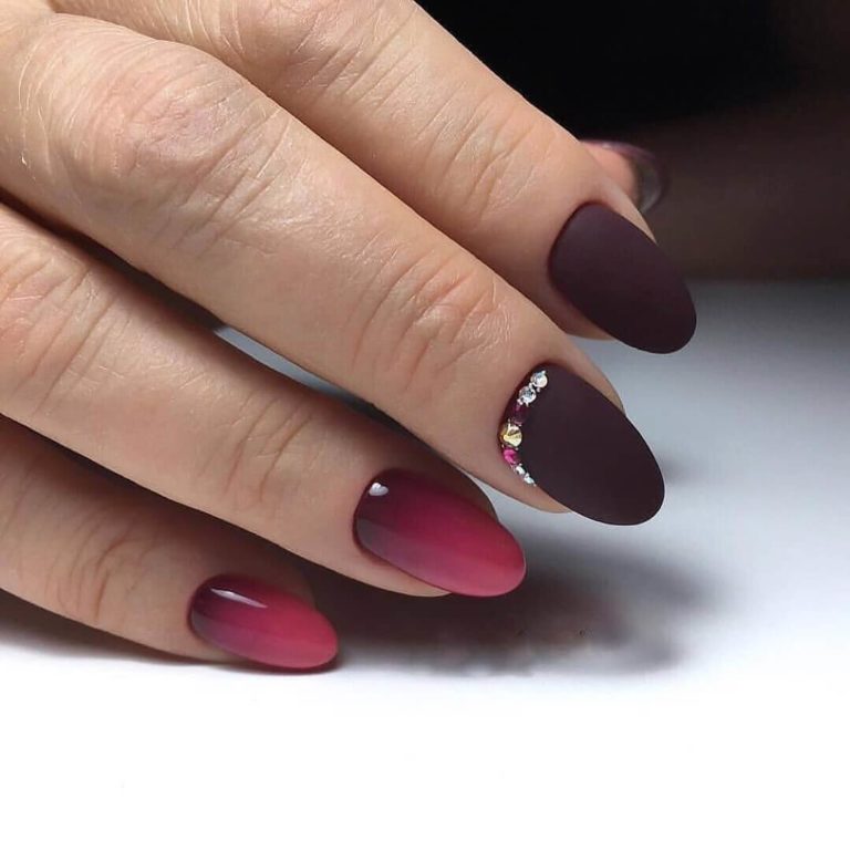 Манікюр омбре: бордовий та рожевий градієнт на мигдалі з матовими акцентами та блискучими стразами
