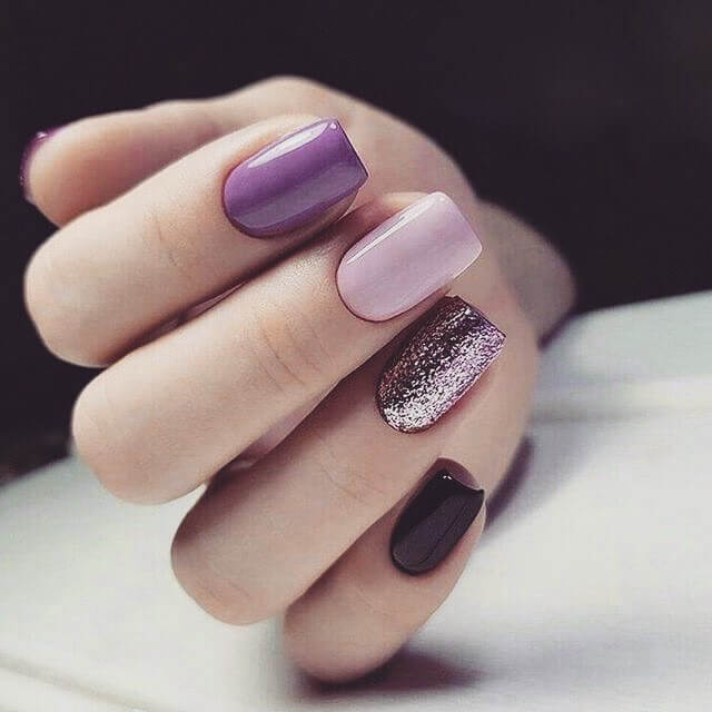 Фіолетовий манікюр з рожевими переливами та блискітками