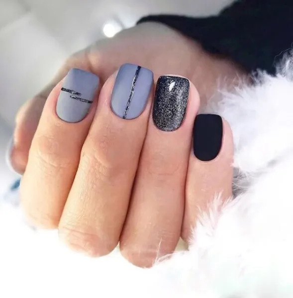 Сірий матовий манікюр з чорною геометрією: короткі квадратні нігті