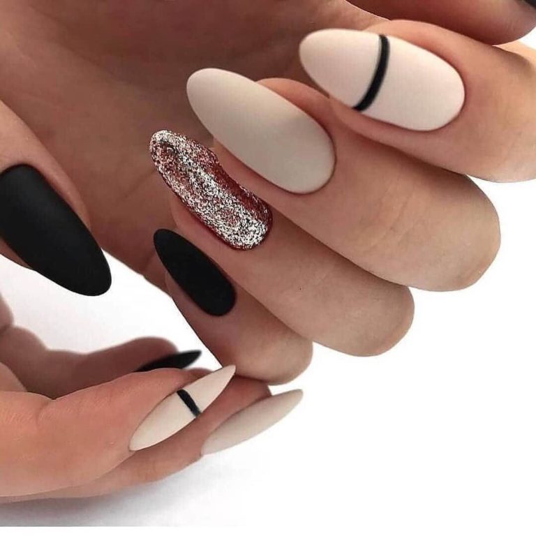 Довгі мигдалеподібні нігті: бежевий матовий мінімалізм з чорною геометрією та блиском