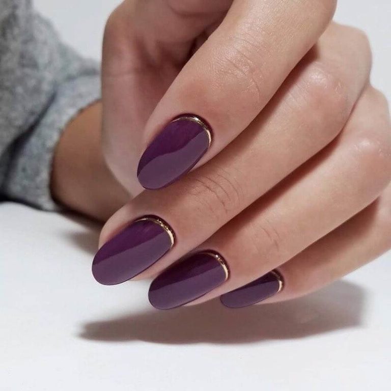 Фіолетовий манікюр з геометричним розписом золотом