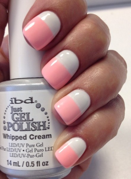 Рожевий гель-лак манікюр з білою геометричною графікою