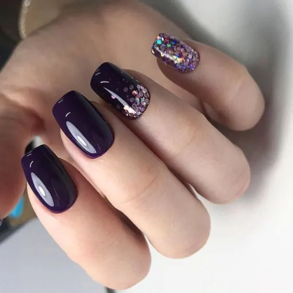 Овальні нігті: фіолетовий блиск зі срібним акцентом для вечірки