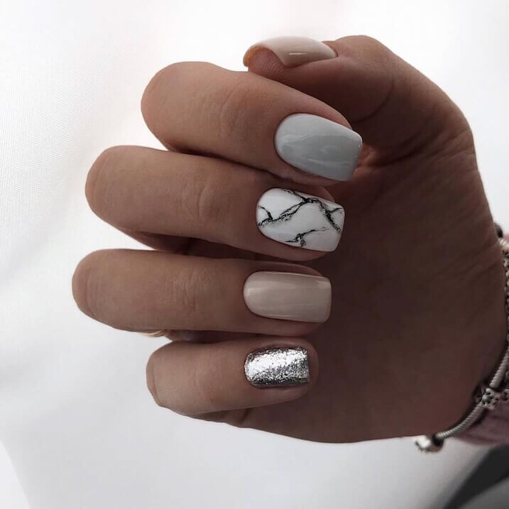 Елегантний бежевий манікюр: квадратні нігті з абстрактним сріблястим блиском