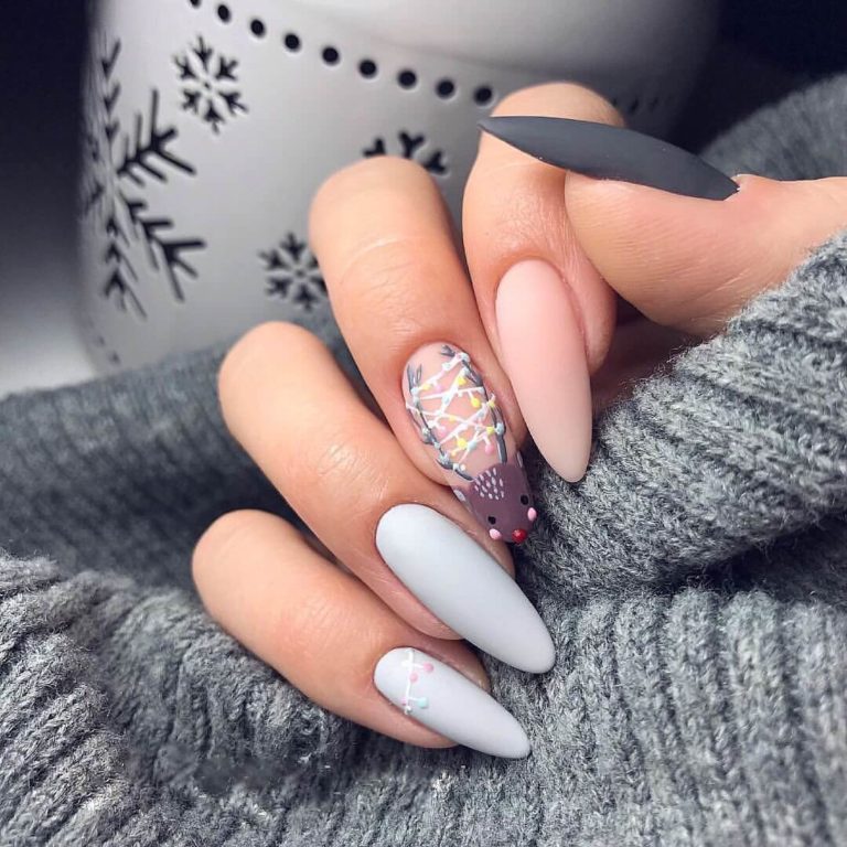 Довгі мигдалеподібні нігті: сірий матовий з рожевим 3D дизайном