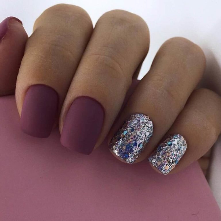 Квадратний манікюр: чарівний фіолетовий матовий з сріблом та синім акцентом