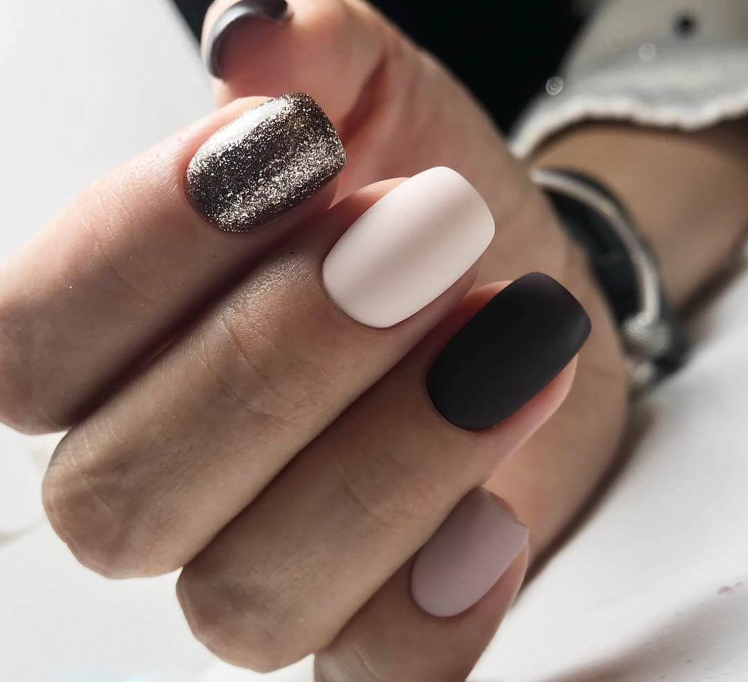 Чорний матовий манікюр з бежевим та легкими блискітками