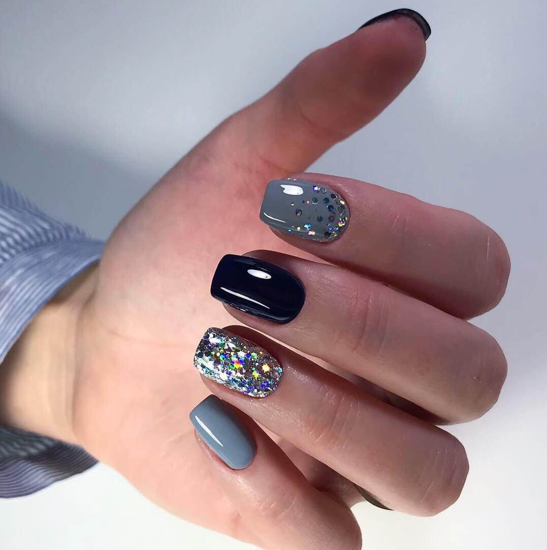Сірий манікюр з сріблястими блискітками на коротких круглих нігтях
