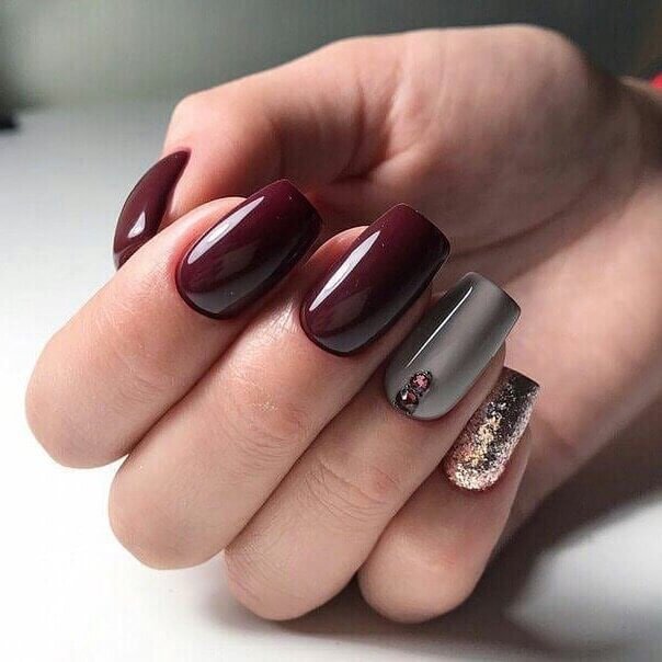 Бордовий манікюр з блискітками та сіро-золотими акцентами на квадратних нігтях