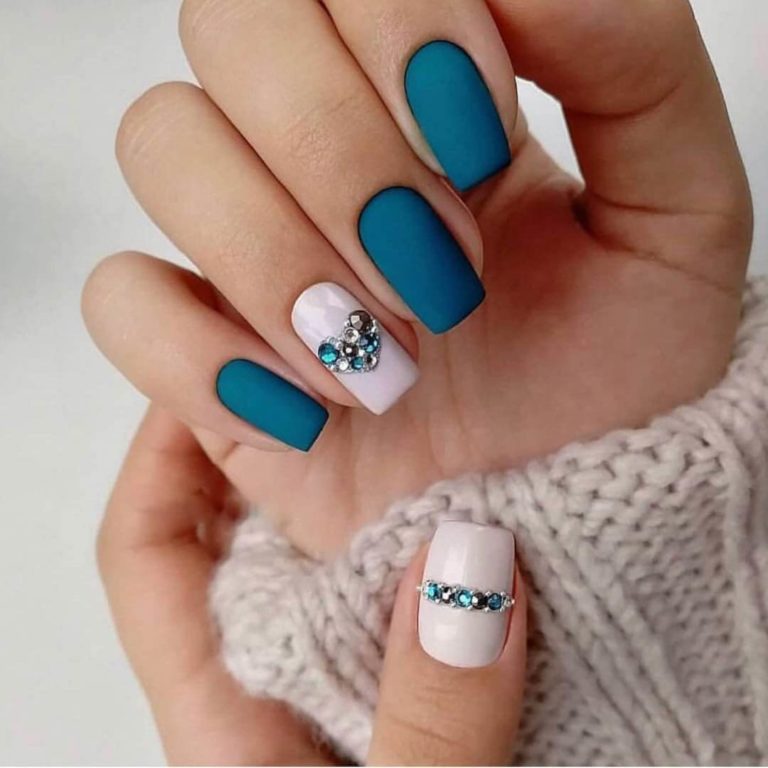 Матовий синій манікюр з бежевим та сріблястими 3D-стразами