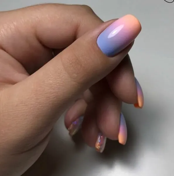 Овальне омбре: синій, помаранчевий та блискучий перехід