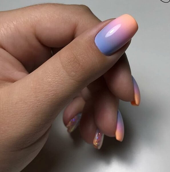 Літнє сяйво: Синьо-помаранчеве омбре з блискітками на овальних нігтях
