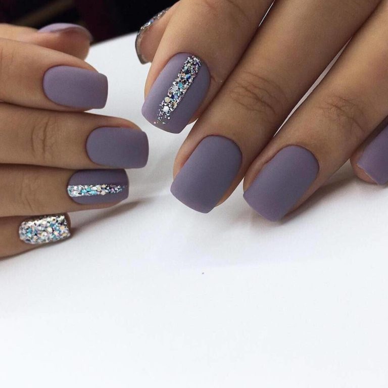 Матовий фіолетовий манікюр зі срібними блискітками
