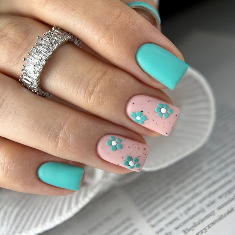 Просунутий Матовий Манікюр: Зелено-Рожеві 3D Квіти на Квадратних Нігтях