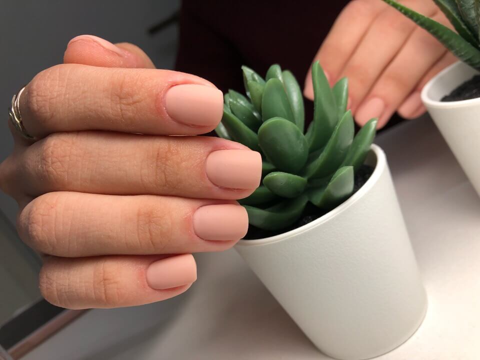 Бежевий матовий манікюр: мінімалізм на коротких квадратних нігтях