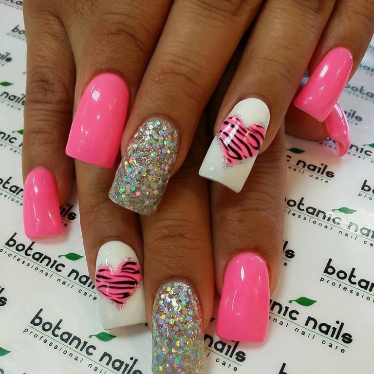 Манікюрний максималізм: рожеві довгі квадратні нігті з блискучими срібними елементами