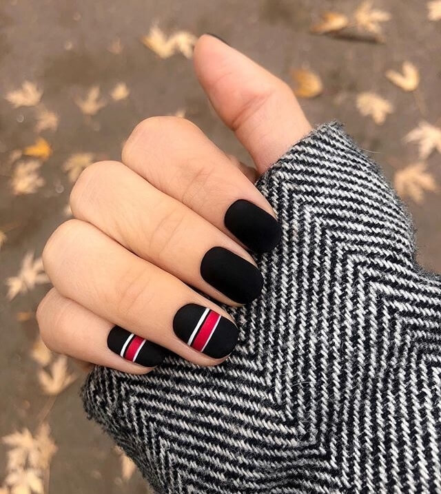 Манікюр чорний матовий з червоними та білими геометричними лініями