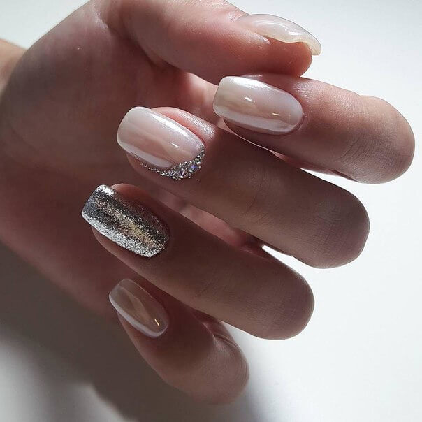 Овальний манікюр: бежевий гель-лак з сріблястими блискітками