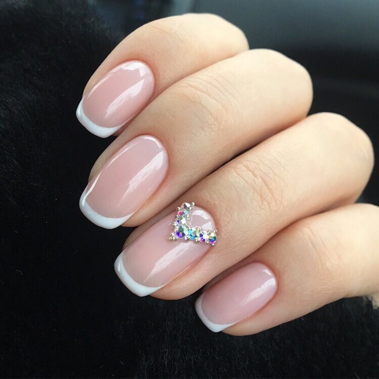 Рожевий французький манікюр на овальній формі з 3D-декором та стразами