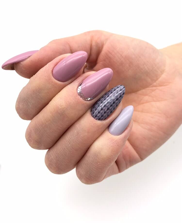 Рожевий та сірий манікюр з 3D елементами на довгих мигдалеподібних нігтях