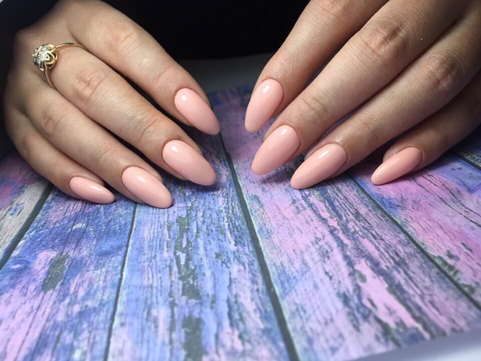 Рожевий манікюр з мінімалістичною золотою лінією на довгих нігтях