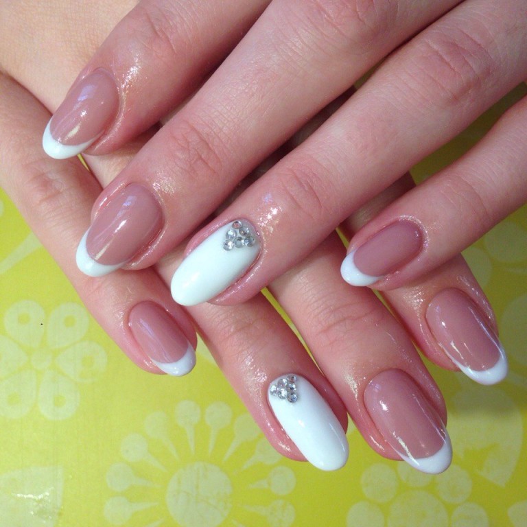 Бежевий французький манікюр з блискітками та стразами