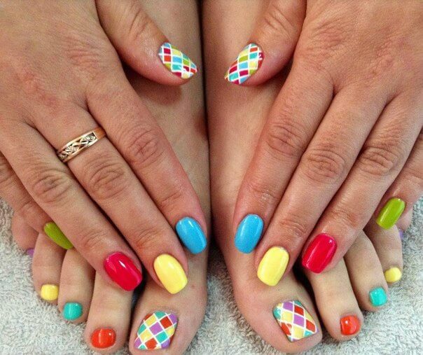 Кольоровий калейдоскоп: геометричний розпис на коротких нігтях