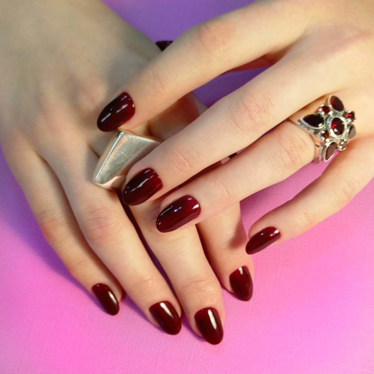 Бордовий манікюр з мінімальним блиском на мигдалеподібних нігтях
