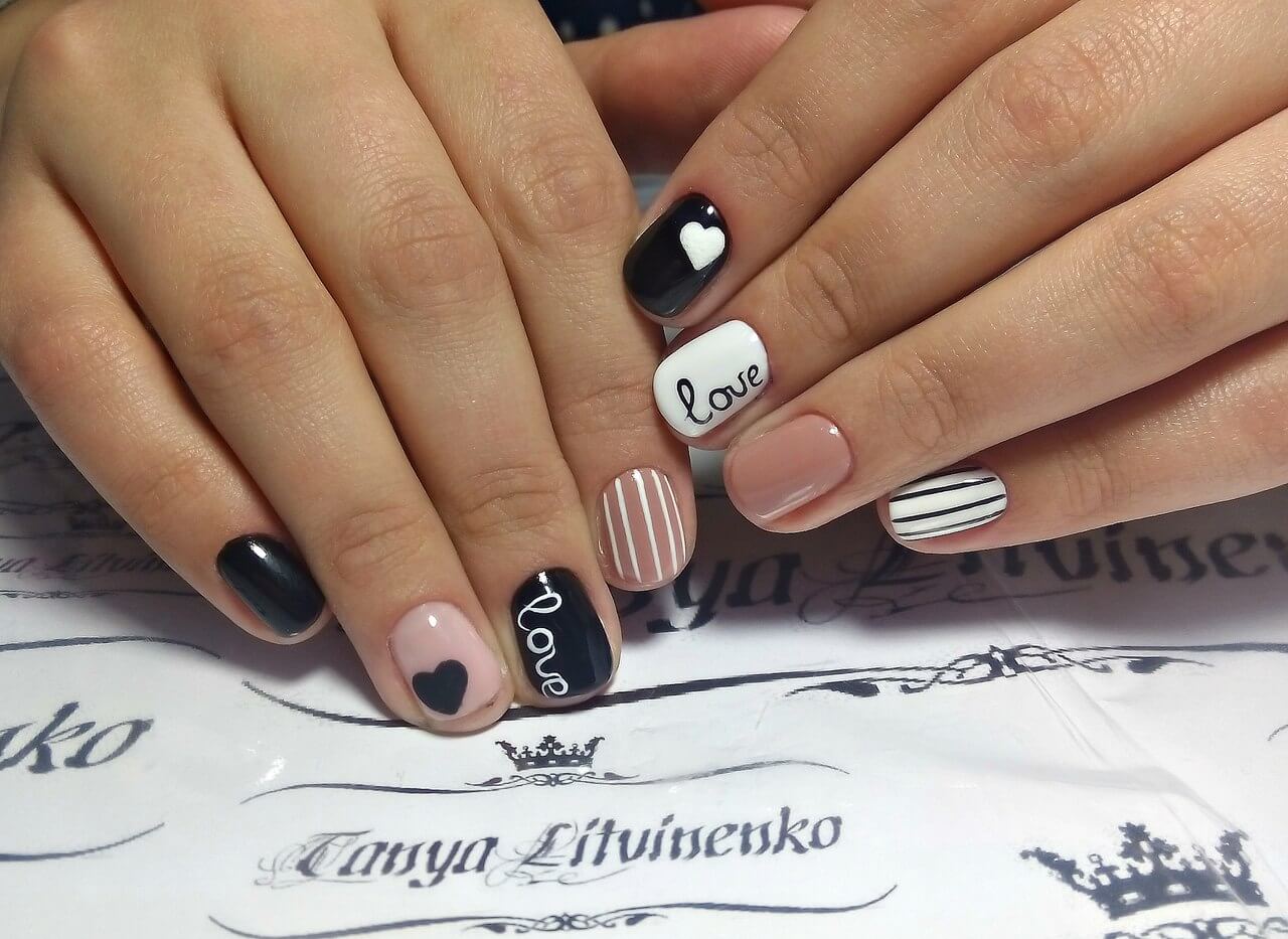 Геометричний манікюр: чорно-білі лінії на бежевій основі