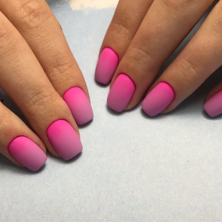 Манікюр рожеве омбре з матовим ефектом на квадратних нігтях