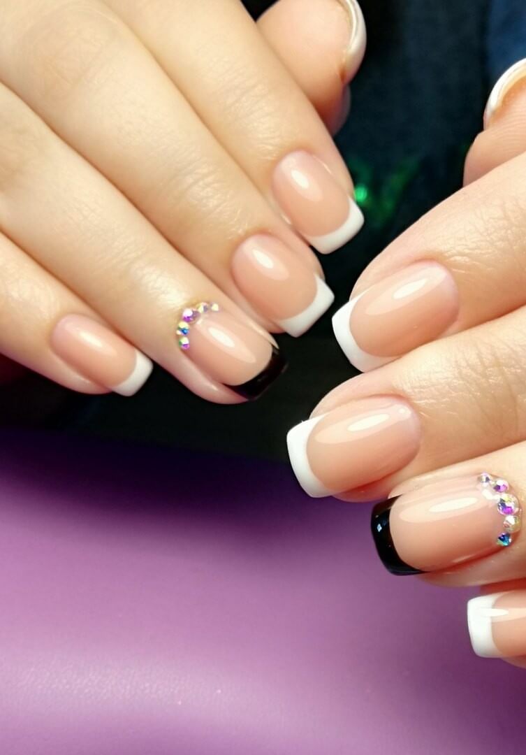 Бежевий френч гель-лаком зі сріблястими стразами на овальних нігтях