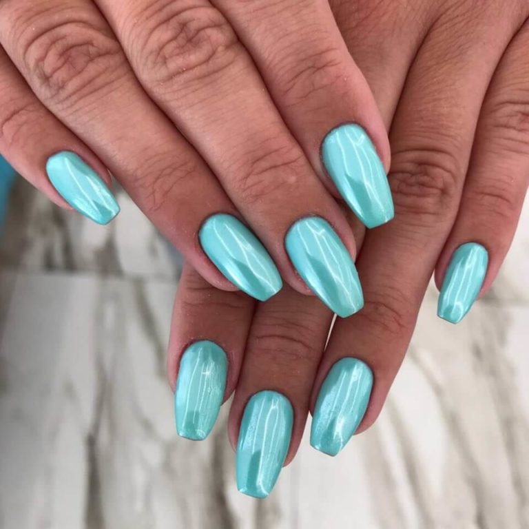 Зелений хромований манікюр на довгі нігті форми труна