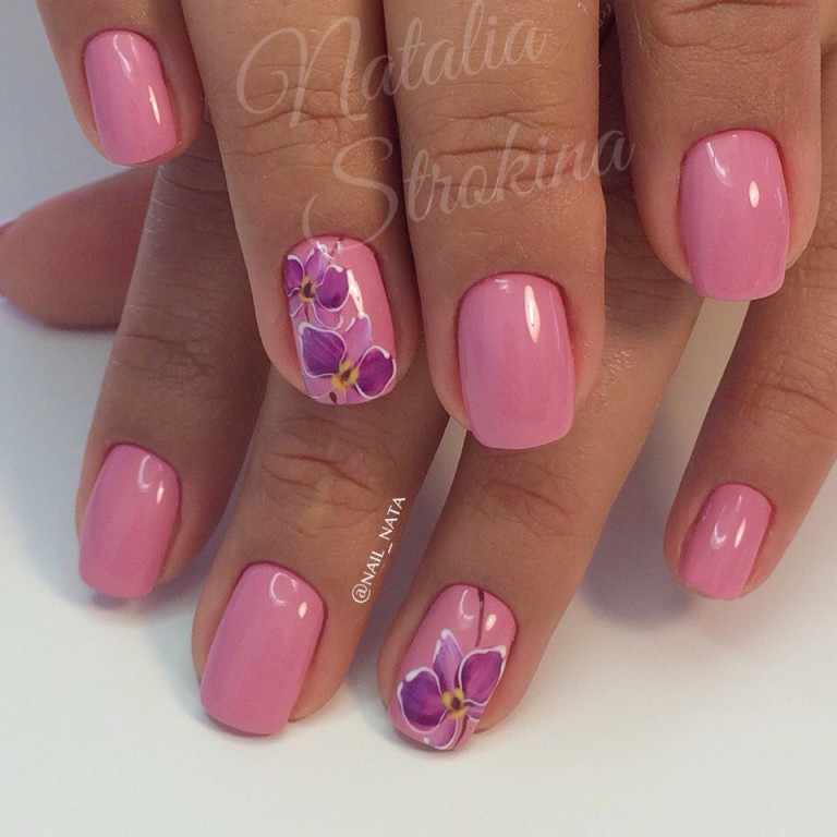 Квітковий манікюр: рожева база та ручний розпис фіолетових квітів