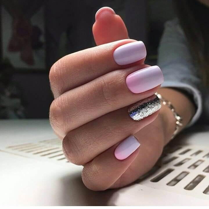 Рожевий манікюр омбре зі сріблястими блискітками на овальних нігтях