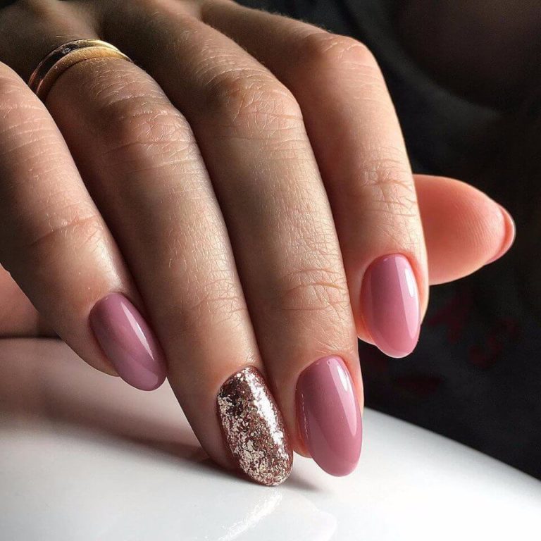 Рожевий манікюр з блискучим акцентом на овальних нігтях