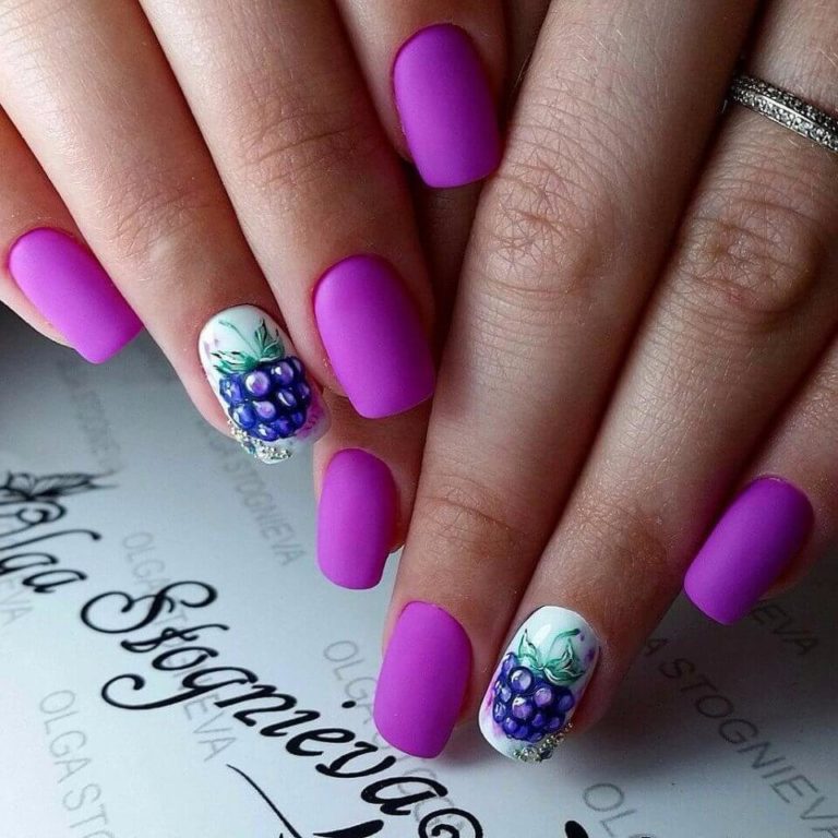 Матовий фіолетовий манікюр з білими квітами та стразами