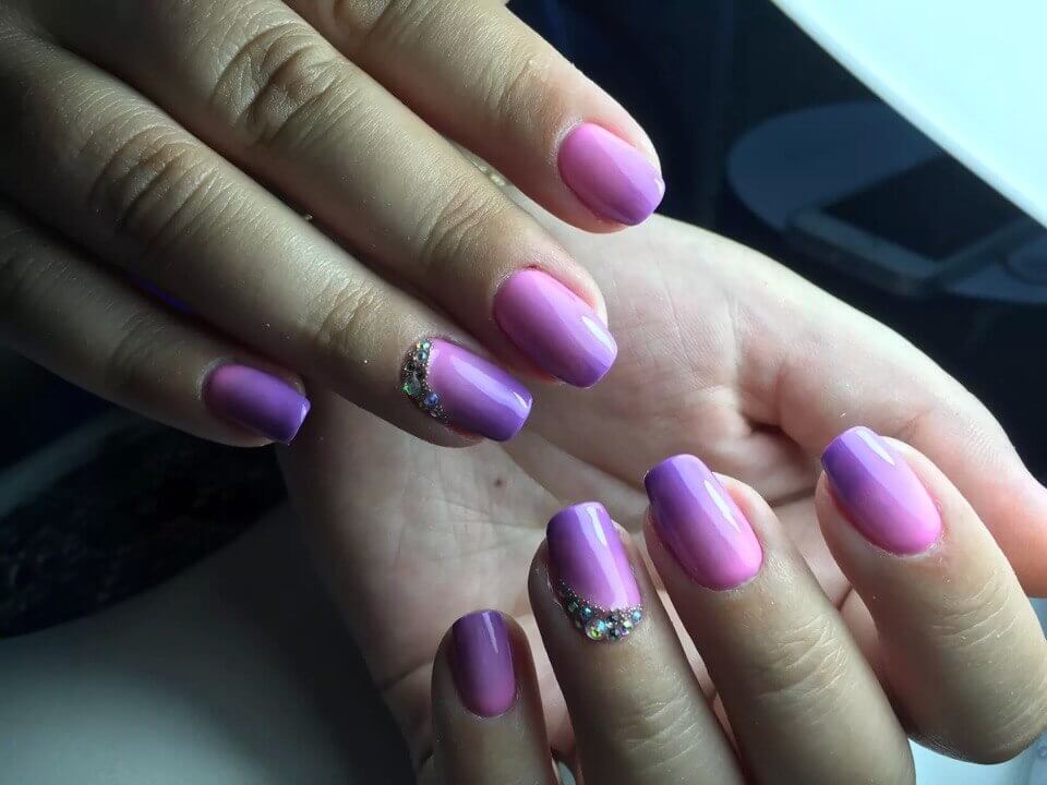 Фіолетово-рожевий омбре манікюр з блискітками та стразами